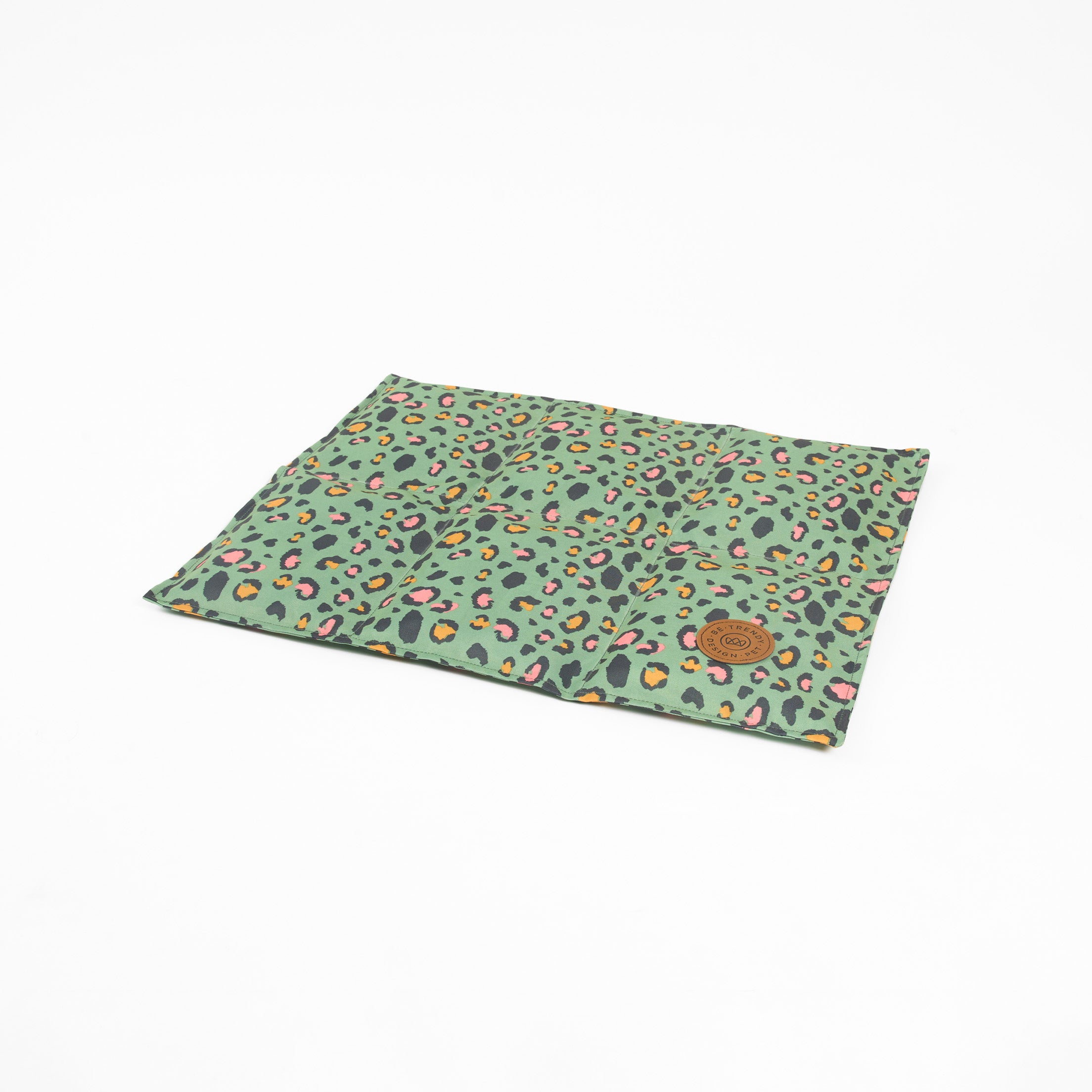 Cama refrescante para perros cold mat be trendy