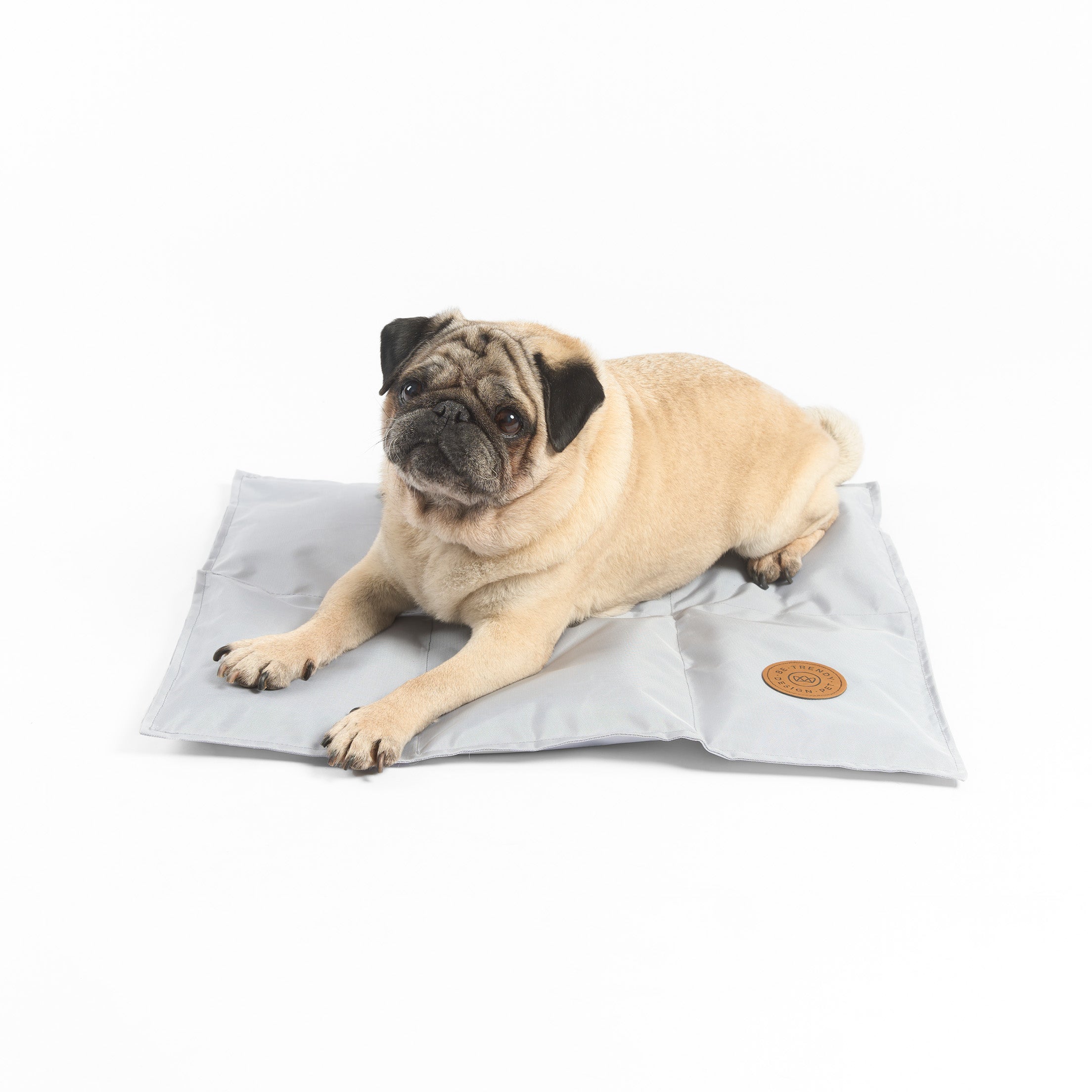 Cama refrescante para perros cold mat be trendy