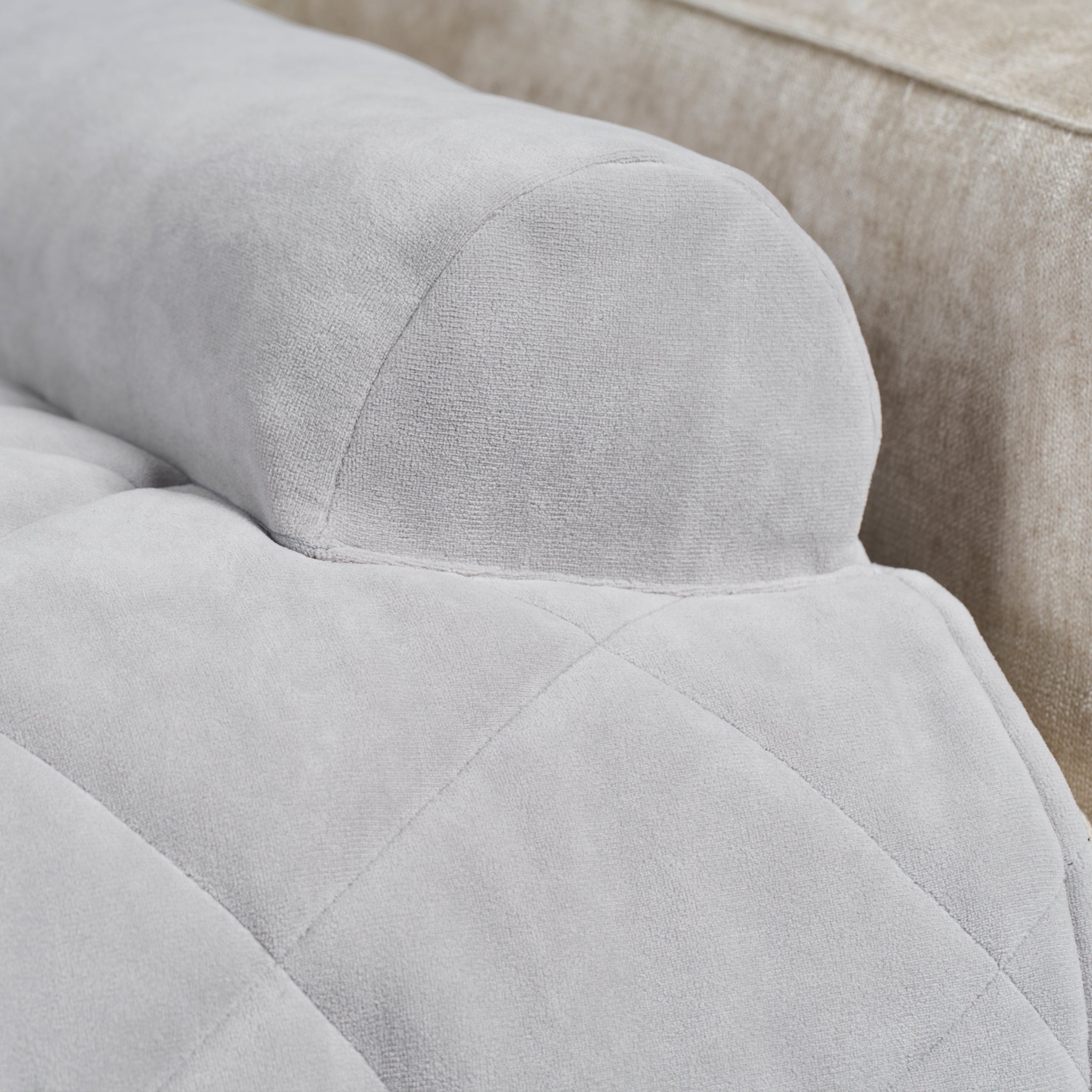 Protege los muebles de tu casa de los pelos de tu mascota con el pet cover grigio be trendy