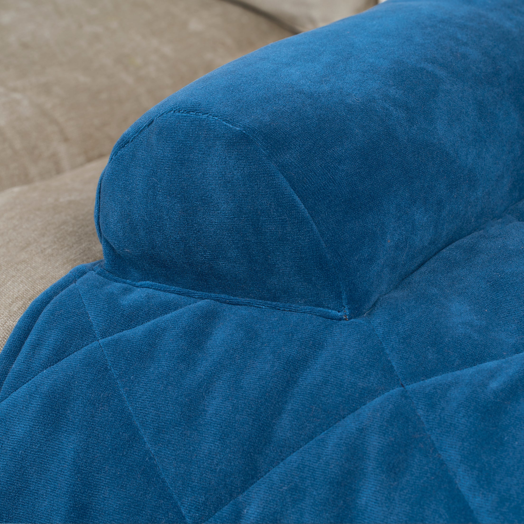 Protege los muebles de tu casa de los pelos de tu mascota con el pet cover navy be trendy