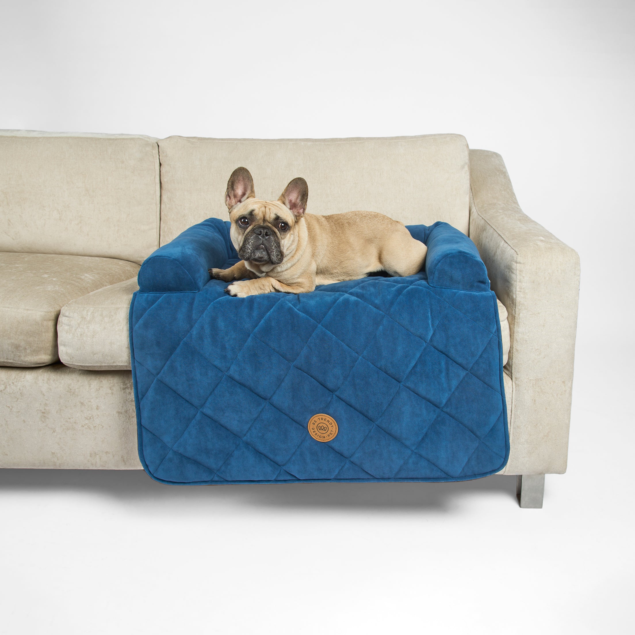 Protege los muebles de tu casa de los pelos de tu mascota con el pet cover Navy be trendy
